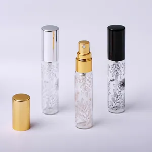 Dettaglio di flaconi per profumo in vetro da 10ml con stampa a foglia e tappi colorati