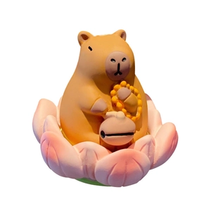 Adorable figurine en résine de capybara sur lotus tenant un poisson en bois pour votre bureau