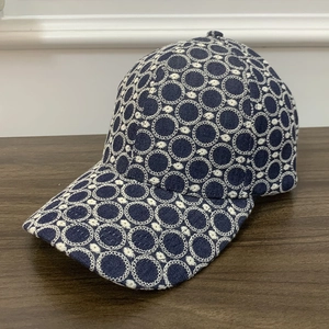 Casquette de baseball bleu marine avec broderie blanche vue sous un angle de 45 degrés
