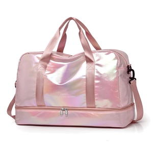 Detailansicht der glänzenden, rosa schillernden Nylon-Reisetasche mit verstärkten Tragegriffen