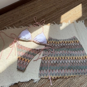 Détail d'un bikini trois pièces bohème avec texture tricotée en zigzag et jupe assortie