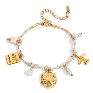 Détail d'un bracelet de voyage avec pendentifs de passeport globe et avion