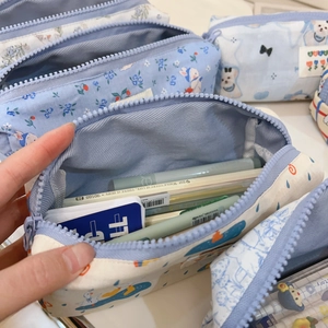 Detailansicht der geräumigen Innenseite eines blauen Federmäppchens mit Tiermotiv-Druck