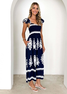 Détail d'une robe maxi bohème bleu foncé avec imprimé ethnique blanc et manches volantées
