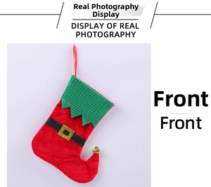 Détail de la chaussette de Noël style elfe rouge et verte avec ceinture et petite cloche