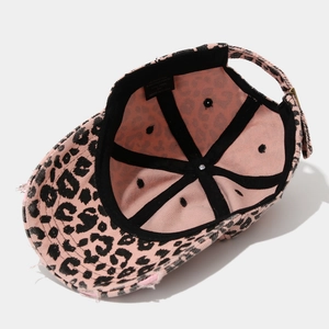 Detail der Innenseite der rosa Leoparden-Basecap mit schwarzem Band und Baumwolletikett