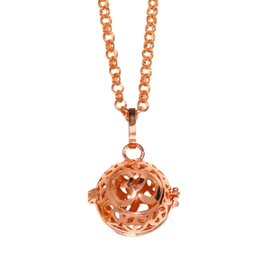 Collier en or rose avec pendentif boule creuse et symbole Om sur fond blanc