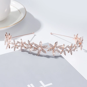 Vue détaillée du serre-tête fleur or rose avec strass brillants et perles blanches