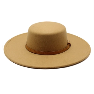 Klassischer flacher Wollfilzhut in Camel mit 10 cm breiter Krempe und Lederband