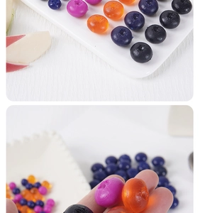 Detailansicht bunter PVC-Blaubeermodelle für DIY-Kuchen und Basteldekorationen