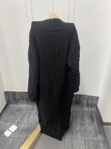 Cardigan lungo nero da donna in maglia grossa vista posteriore su manichino in plastica