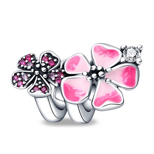 Detalle macro del colgante de girasol en plata con esmalte rosa y piedras preciosas