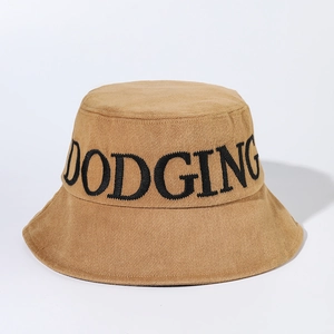 Gros plan détaillé du bob couleur camel montrant la broderie noire DODGING et la texture du tissu
