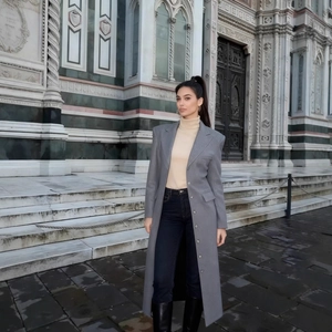 Elegante cappotto lungo grigio in lana con risvolto e vita alta per moda autunno