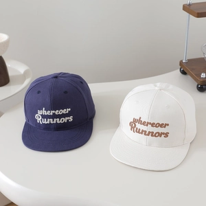 Détails de la broderie 3D et du tissu en coton sergé sur les casquettes pour enfants