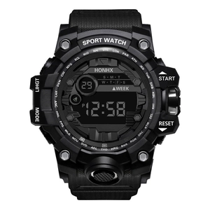 Détail d'une montre de sport numérique noire avec boutons multifonctions et écran LCD clair