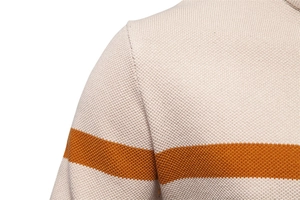 Nahaufnahme der feinen Stricknaht in Beige und Orange gestreiftem Herrenpullover