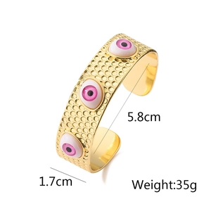 Detailansicht der 18K vergoldeten Manschette mit bösem Blick, 5,8cm Innendurchmesser