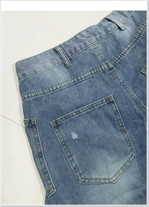 Macrodetail van retro denim jeans met versterkte stiksels en textuur van de achterzak