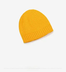 Gros plan sur le bonnet en tricot côtelé jaune vif montrant les détails de la doublure