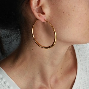 Grandes créoles dorées élégantes en acier titane poli pour un look vintage raffiné