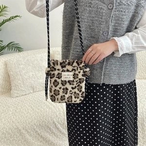Détail du mini sac peluche à motif léopard avec fausse fourrure et bandoulière tressée