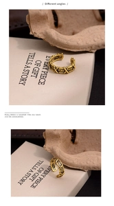Gros plan d'une bague ouverte en or vintage avec motifs croisés et gravures détaillées