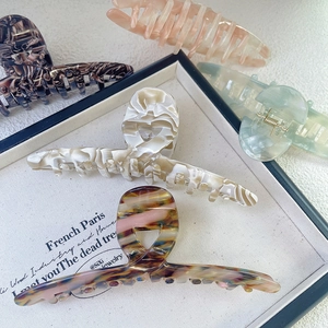 Set of five 13.5cm oversized acetate hair claws with marble and amber patterns