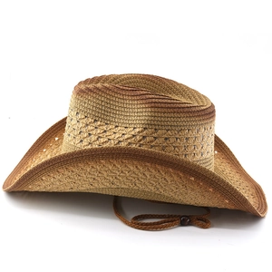 Détail d'un chapeau de cowboy en paille tressée avec dégradé marron et jugulaire réglable