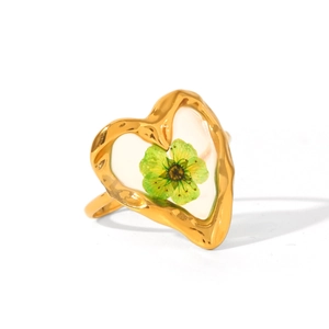 Detail of 18K gold stainless steel heart ring with green dried flower resin inlay