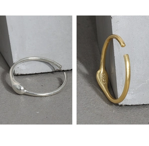 Makro-Detail von S925 Sterling Silber Tropfenringen in Gold- und Silberoptik