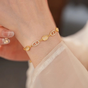 Vue détaillée du bracelet doré orné de pierres d'opale et de maillons pavés de zircons fins