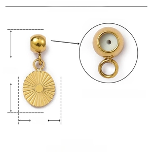 Vue macro du pendentif en acier inoxydable doré avec butée en caoutchouc et dimensions