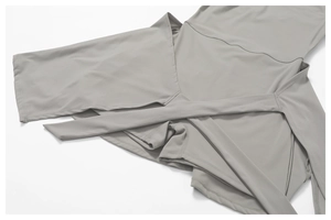 Détail de la jupe-short de sport grise avec cordon latéral et short de sécurité