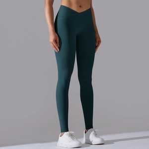 Dettaglio della vita alta a V incrociata sui leggings da yoga verde scuro senza cuciture