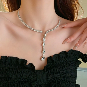 Gros plan du collier double rang avec zircons et pampilles porté sur le cou du mannequin