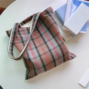 Detailansicht der britischen Karo-Stofftasche mit grau-rot kariertem Muster und Innenfutter