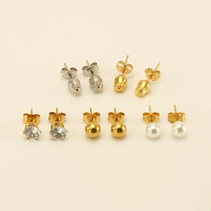 Détail d'un lot de cinq paires de boucles d'oreilles avec tulipes et perles