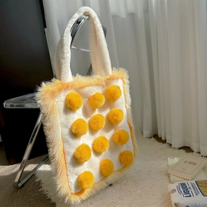 Detail der flauschigen Toast-Tasche mit weicher Textur und gelben Plüschkugel-Akzenten