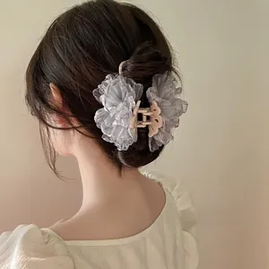Detail einer französischen Vintage-Haarklammer mit Netzblume und Perlen am Modell