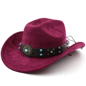 Détail du chapeau de cowboy bordeaux avec bande en cuir et ornement en métal turquoise