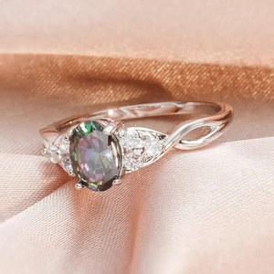 Gevlochten zilveren ring met ovale mystieke topaas en witte diamantaccenten