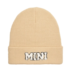 Dettaglio del berretto in maglia beige con ricamo MINI e calda trama a coste