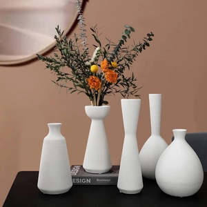 Set aus minimalistischen weißen Keramikvasen mit Rippstruktur für moderne Deko