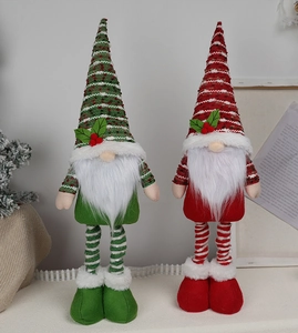 Detail von nordischen Weihnachtswichteln mit Strickmützen und langen Bärten als Deko