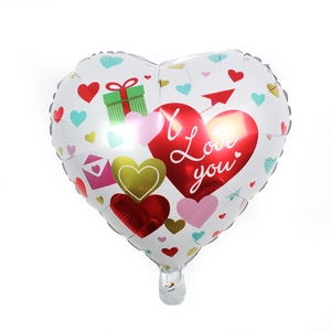 Vista macro del palloncino a cuore in alluminio con motivi colorati e scritta I Love You