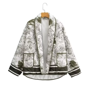 Veste matelassée en coton pour femmes avec imprimé floral vintage et détails rayés en blanc