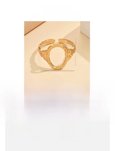 Size chart showing 17mm inner diameter for adjustable gold geometric oval ring