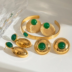 Conjunto de joyas chapado en oro de 18k con ágata verde que incluye brazalete y pendientes