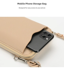 Detalle de bolso bandolera beige para móvil con textura de lichi y hebilla plateada
